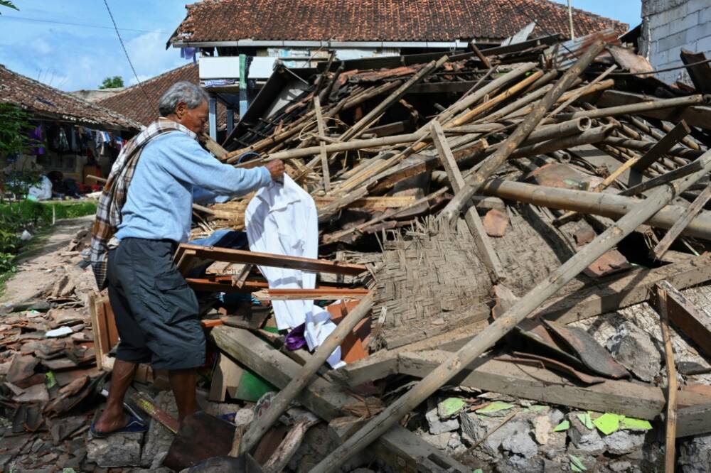 Survivors of an Indonesian earthquake searched the rubble for their priceless belongings