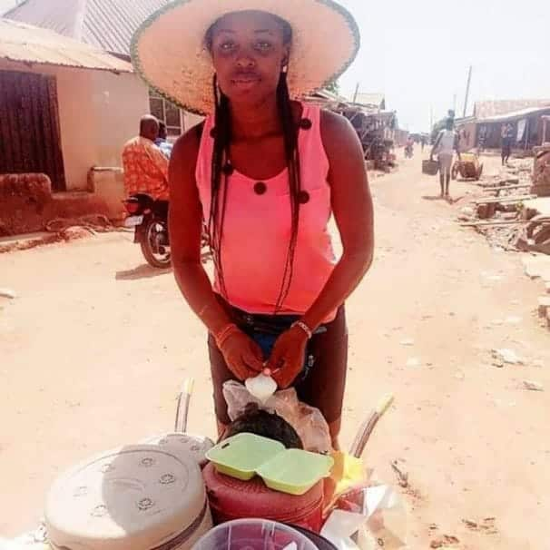 Lawyer’s beautiful graduate wife sells in a wheelbarrow and explains why