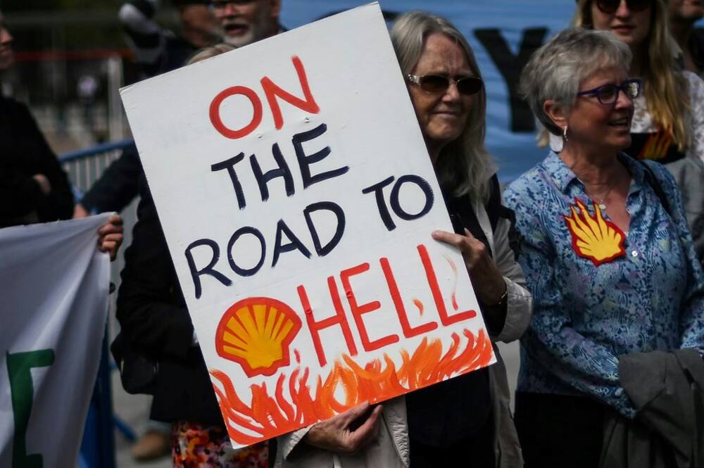 Pressure groups including Greenpeace, Fossil Free London, Neon and Tipping Point demonstrated outside Shell's annual general meeting in London