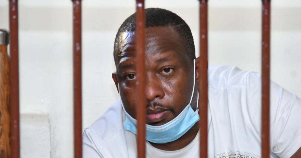 Nyimbo na maombi: Mike Sonko achangamsha wafungwa wenzake kizibani