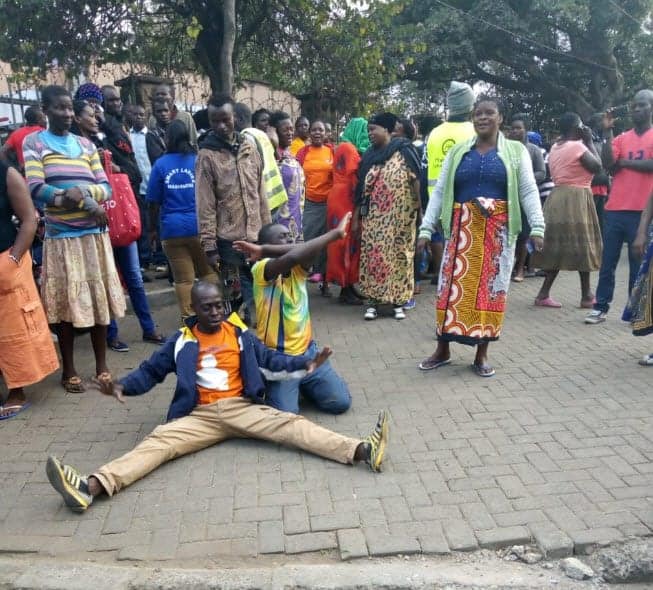 Kifo cha Ken Okoth: Waombolezaji wafurika Lee Funeral, wataka kuuona mwili