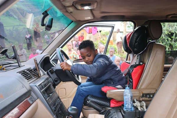 8-year-old boy surprises many with his amazing driving skills at Jumbo Charge contest