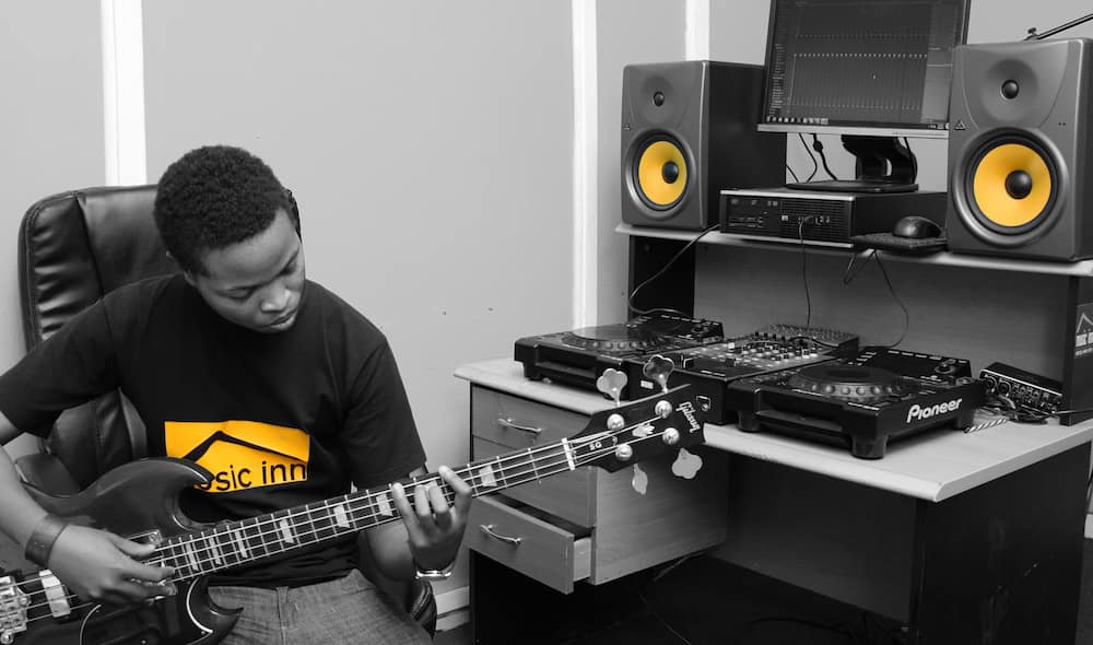 Best piano and guitar lessons in Nairobi, cheap guitar lessons in Nairobi, guitar lessons in Nairobi