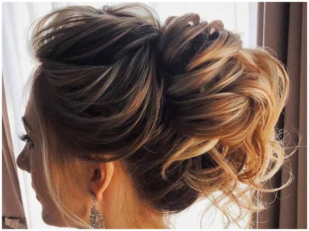 Hairstyles for small foreheads