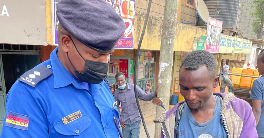 Mkokoteni man shows great honesty after handing stolen phone to police.