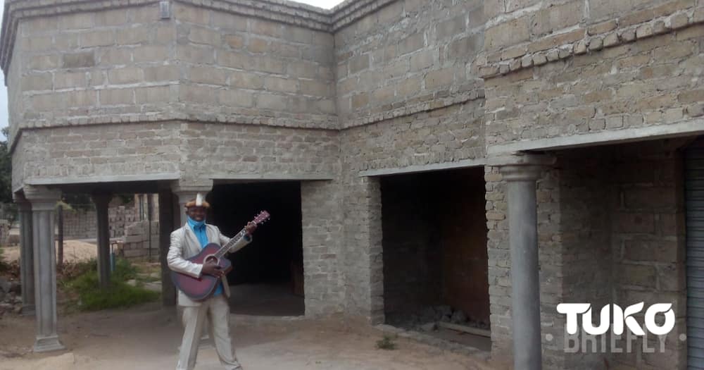 Exclusive: Taxi rank busking guitarist builds home from donations
