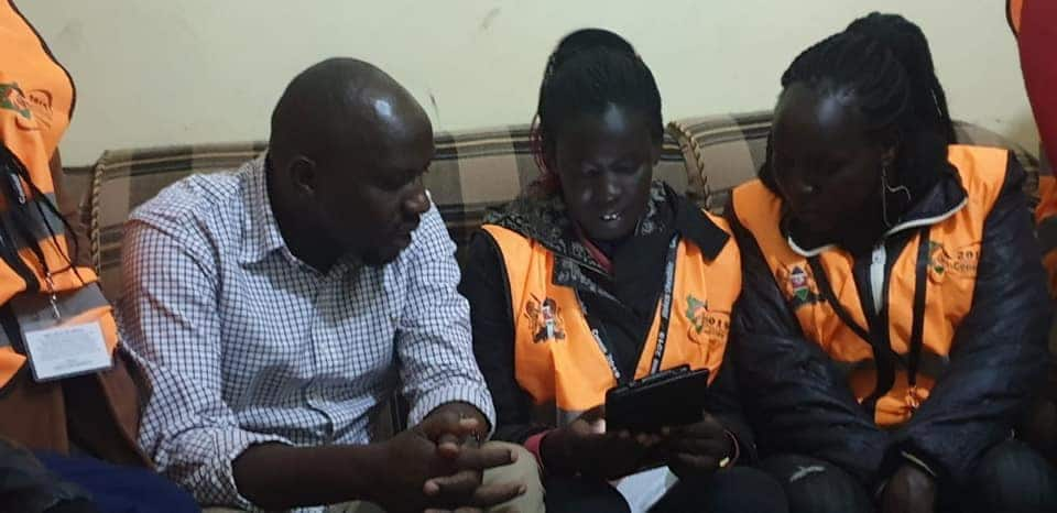 Census 2019: Senator Murkomen prepares tea for enumerators on three-stone fire