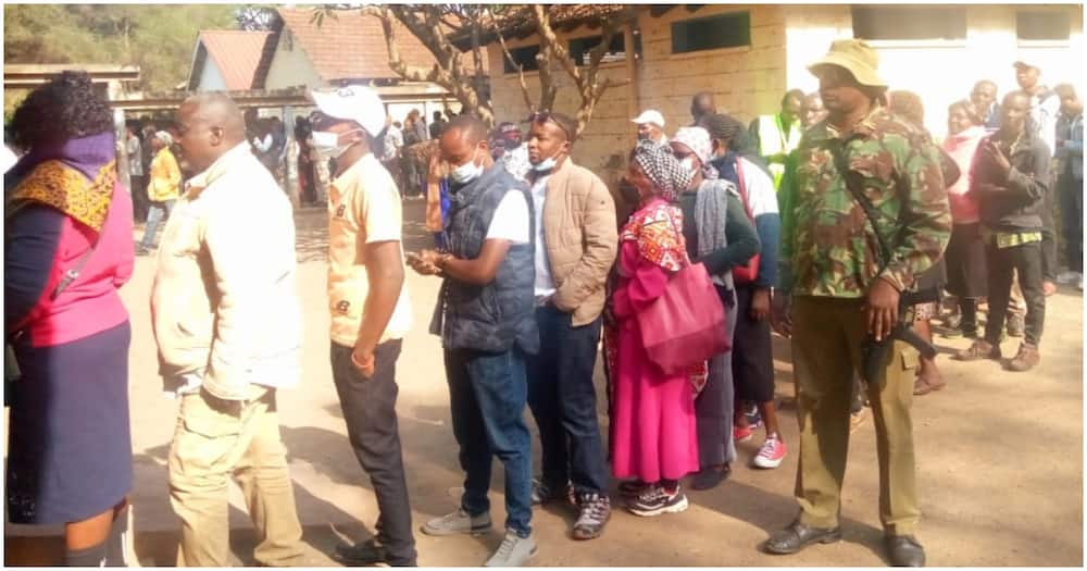 Voters queueing.