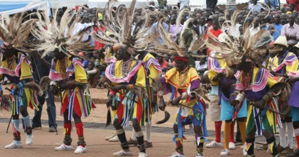 Kagan-Kochia dancers.