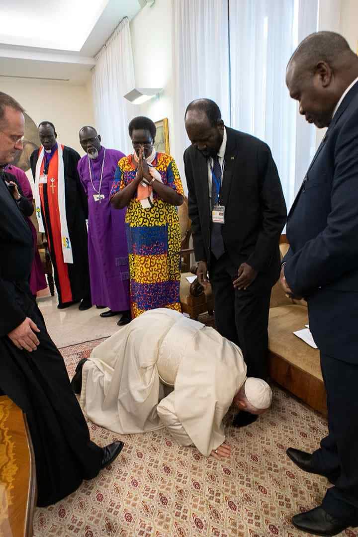 Amani Sudan Kusini: Papa Francis asujudu na kubusu mguu wa Salva Kiir