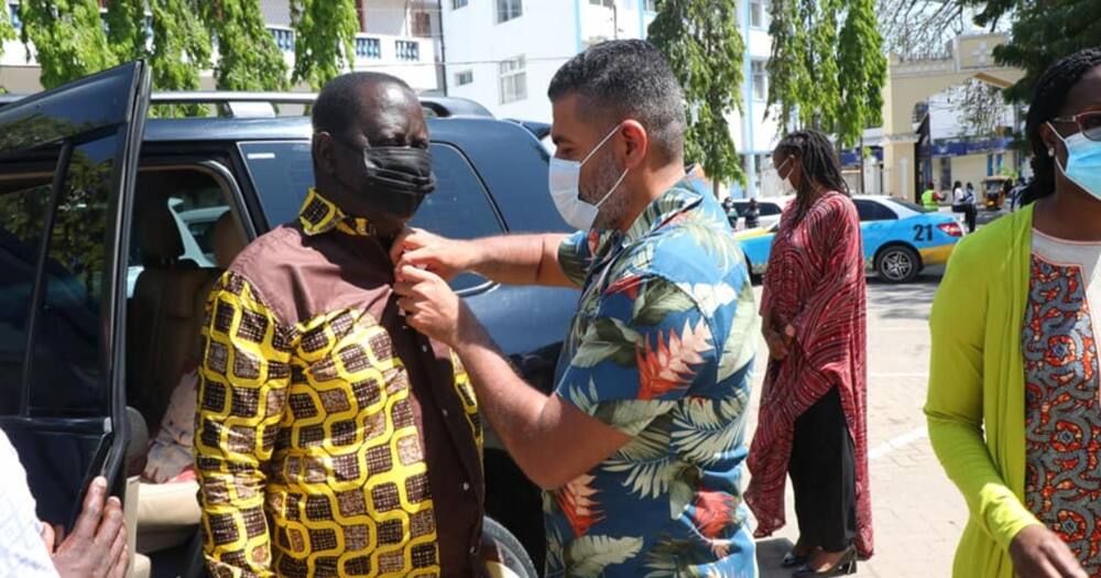 Mvita MP Adulswamad Nassir fixing Raila's shirt. Photo: Abdulswamad Shariff Nassir.