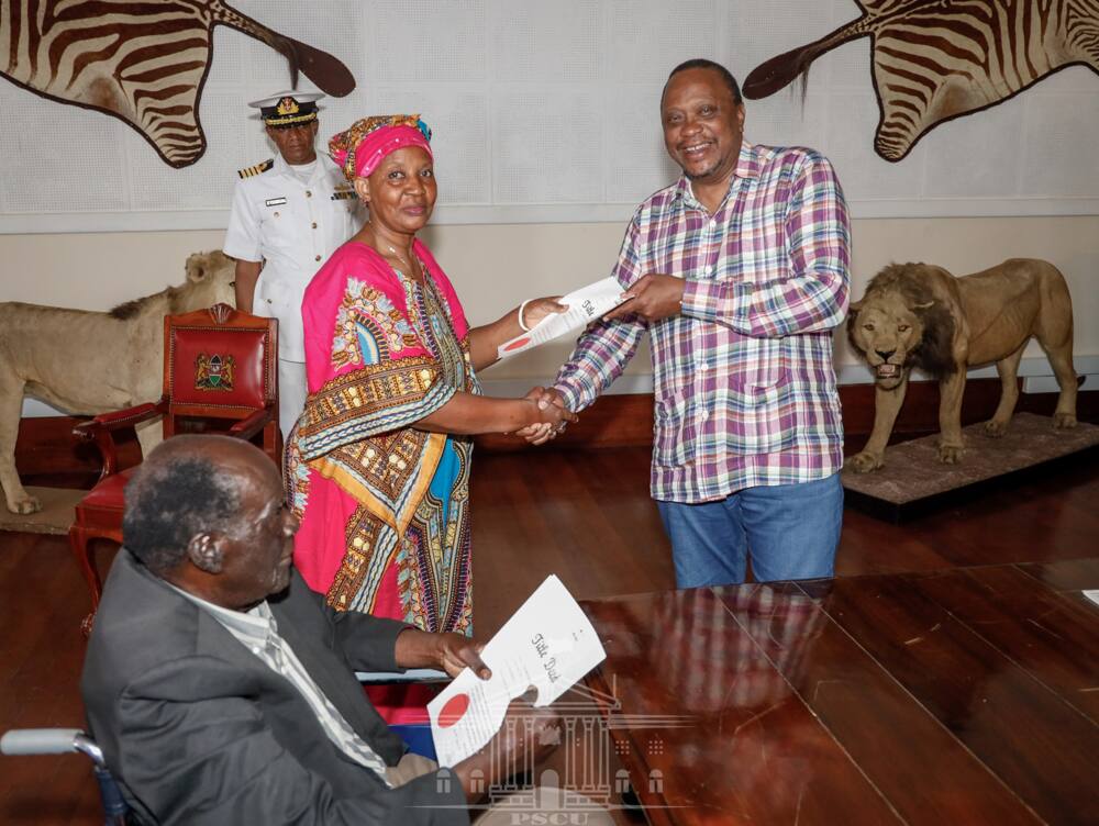 Uhuru Kenyatta rewards each member of the Mwakigwena choir group 3 acres of land