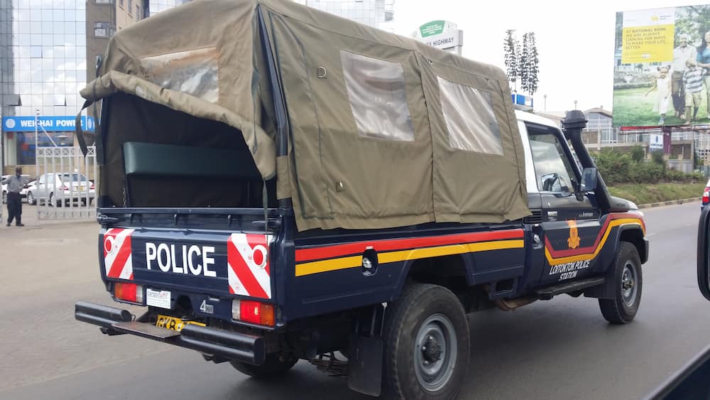 Washukiwa 4 walazwa hospitalini baada ya kunywa changaa katika gari ya polisi