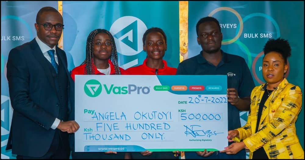 Angela Okutoyi receiving a KSh 500,000 cheque from Vaspro.