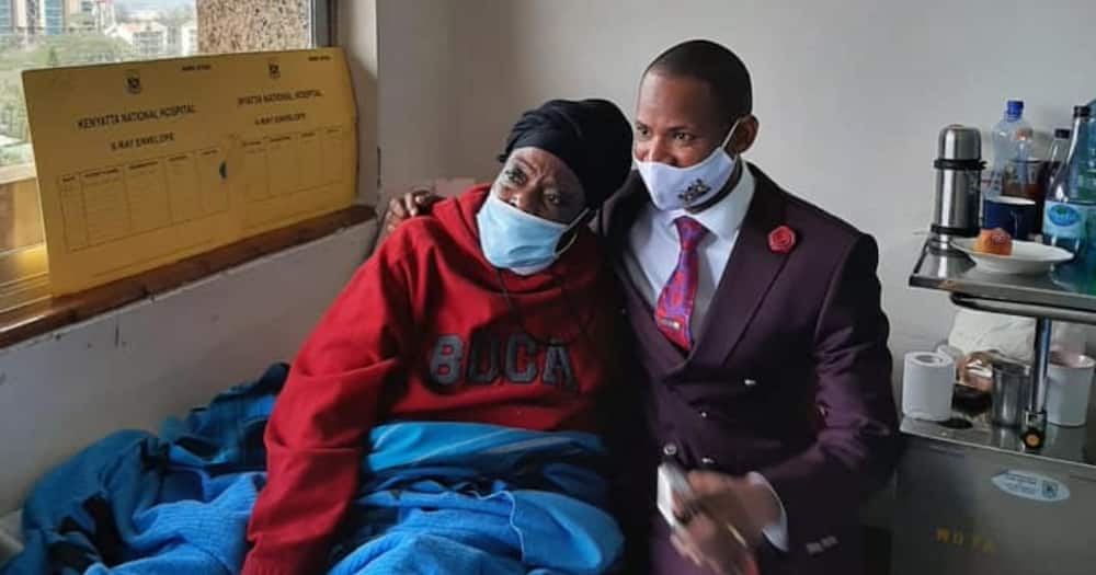 Babu Owino (right) poses for a photo with an Embakasi resident admitted to KNH.