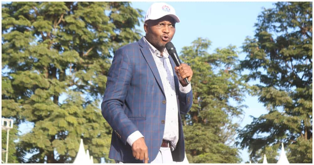 Moses Kuria Awachekesha Waombolezaji Baada ya Kusema Alikuwa Darasa Moja na Waititu