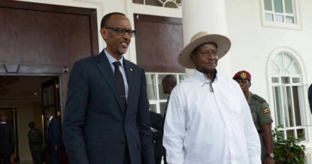 Rais wa Uganda Yoweri Kaguta Museveni (Kulia) na Rais wa Rwanda Paul Kagame wakipiga picha kabla ya mkutano wao katika Ikulu ya Entebbbe mnamo 2018. Picha: Michele Sibiloni.
