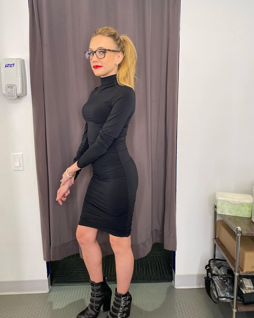 Kat Timpf Net worth, salary, height, husband, education, surgery