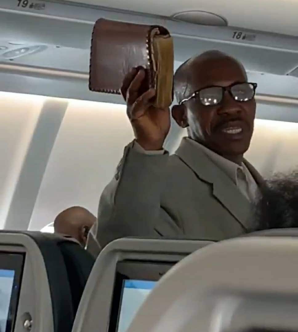 Man boldly preaches on flight to win souls for Christ in viral video