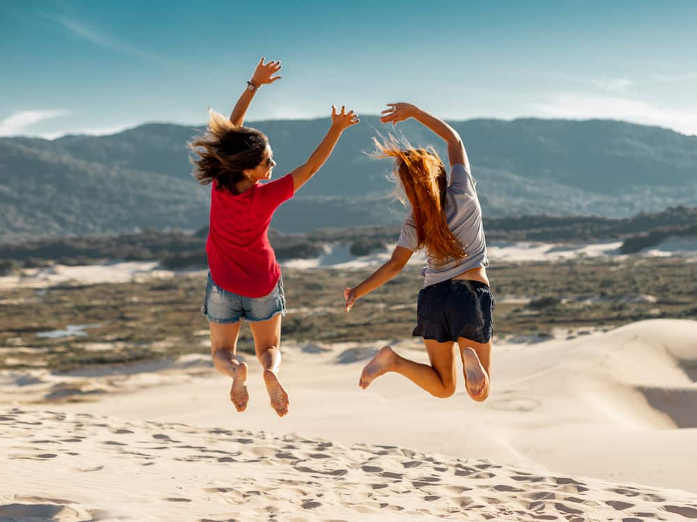 beach photoshoot ideas for friends