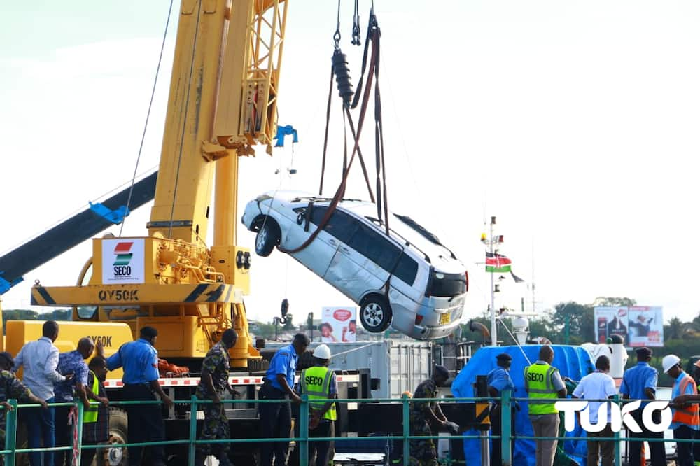 Picha baada ya mkasa Likoni: Gari lililozama likiwa na mama na mtoto laopolewa