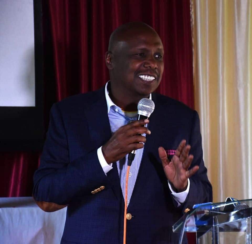 Seneta Gideon Moi awatununuku pikipiki watu wawili waliomtembelea kwake