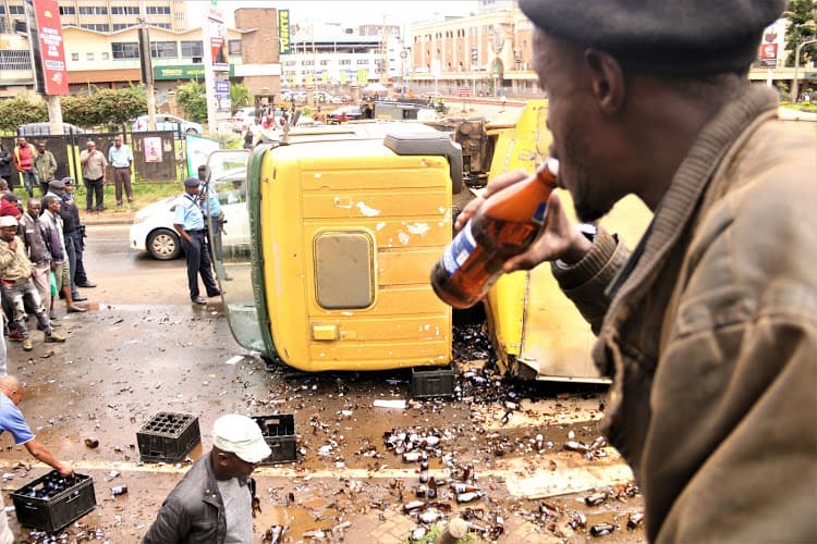 Nairobi: Thirsty Kenyans scramble for beer as lorry overturns in Westlands