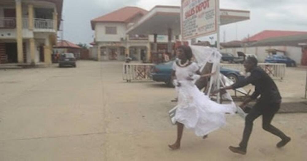 Bride running away. Photo: Ghana Web.