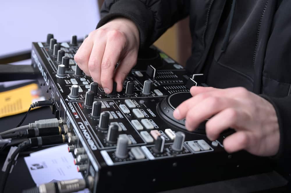 How much do DJs make?