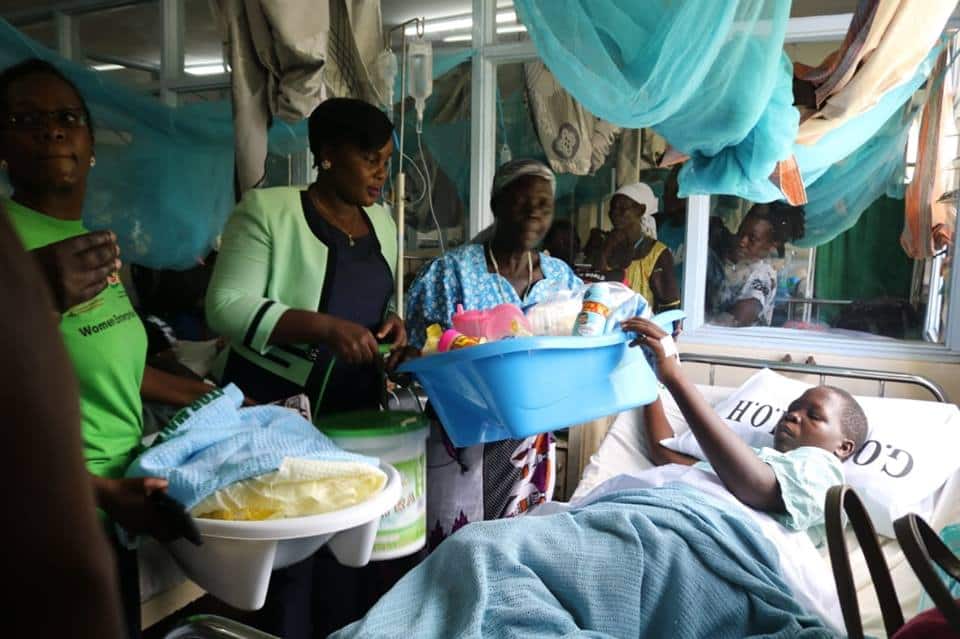 Well-wishers shower Kakamega woman who delivered 5 babies with gifts