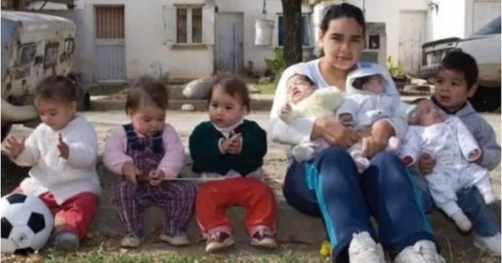 Pamela Villaruelle and her seven kids.