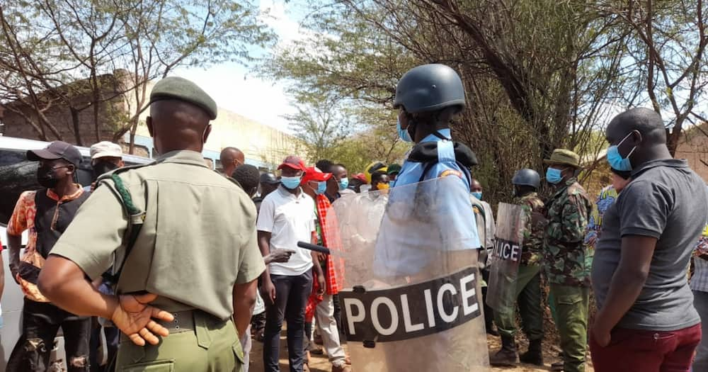 Police officers preventing people from entering the home of Ronald Sagurani. Photo: Daily Nation.