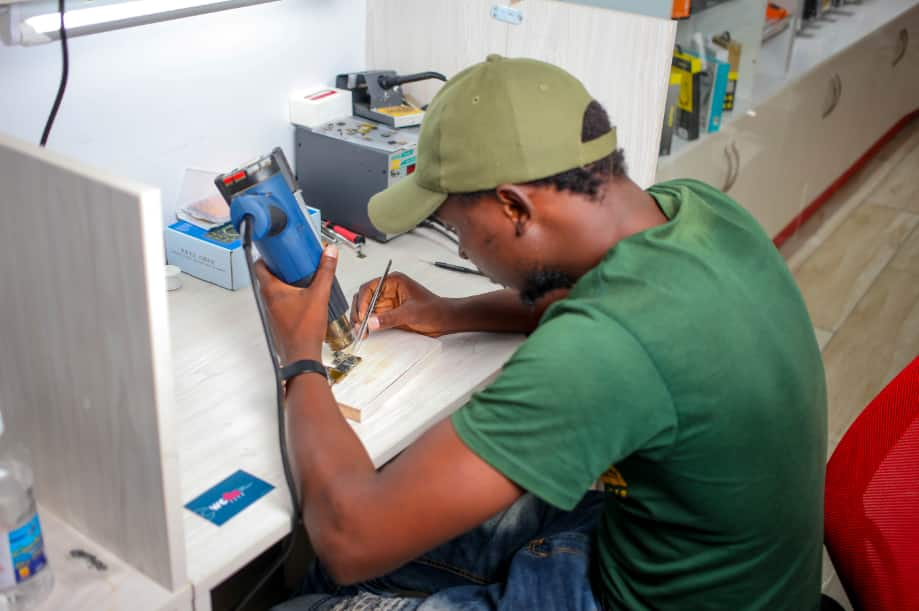 Amazing Nairobi shop using state of the art technology to repair phones, computers