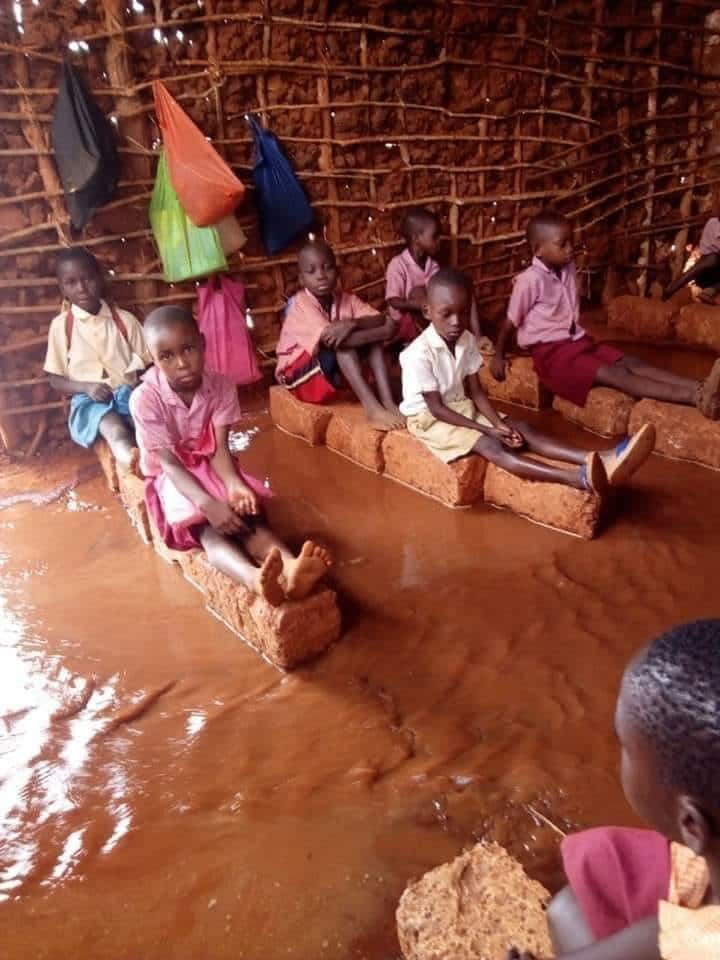 Kilifi: Netizens angered by viral photo of pupils sitting on bricks in flooded classroom