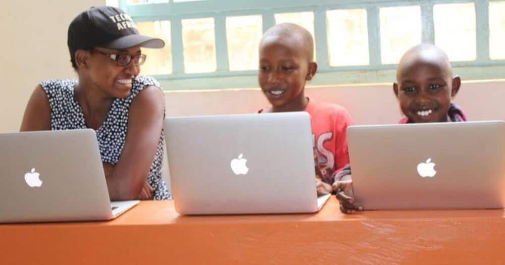 Kenya girl Nelly Cheboi showing pupils how to use computers.