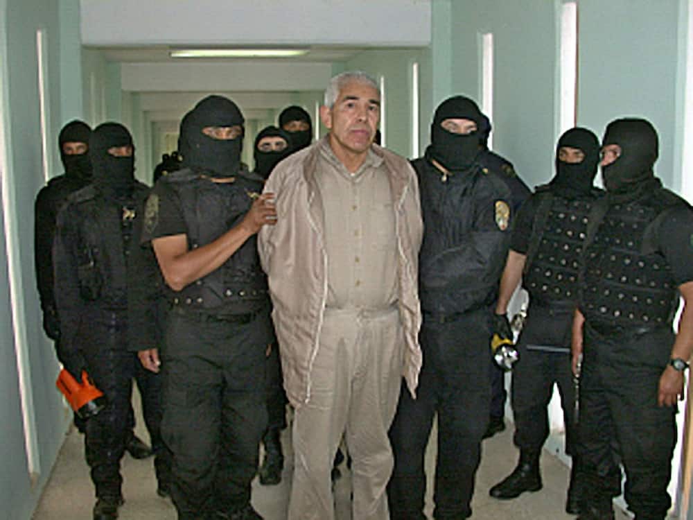 Mexican police agents guard alleged drug trafficker Rafael Caro Quintero in Guadalajara, Jalisco on January 29, 2005