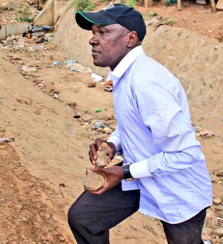 Boni Khalwale takes on goons in Kibra, engages rowdy youths in stone throwing