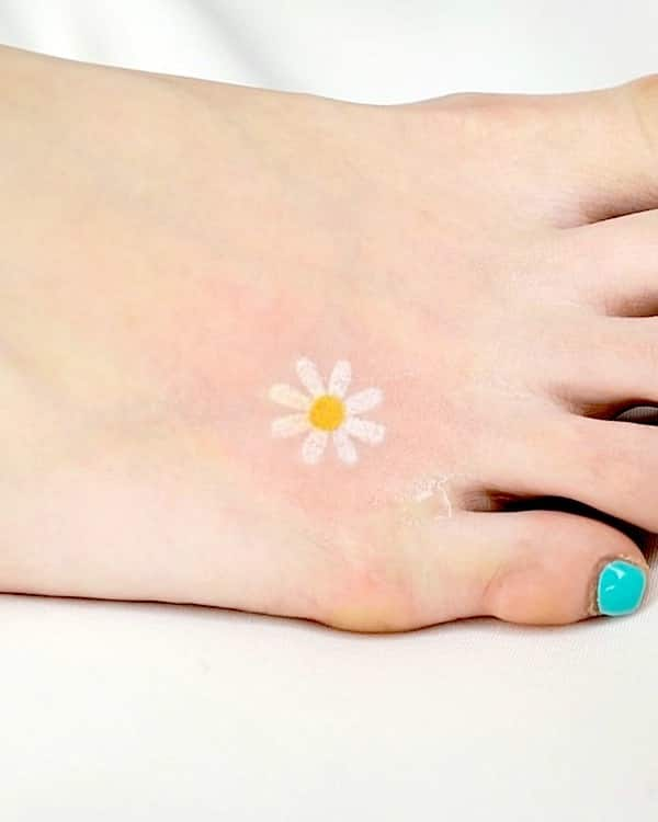 23 Pretty Daisy Flower Tattoos For Wrist - Tattoo Designs – TattoosBag.com