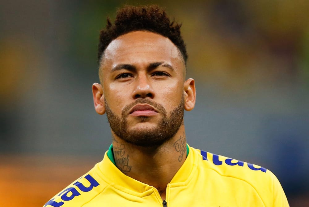 Neymar Left Limping after Being Tackled by Excited Fans in Brazil