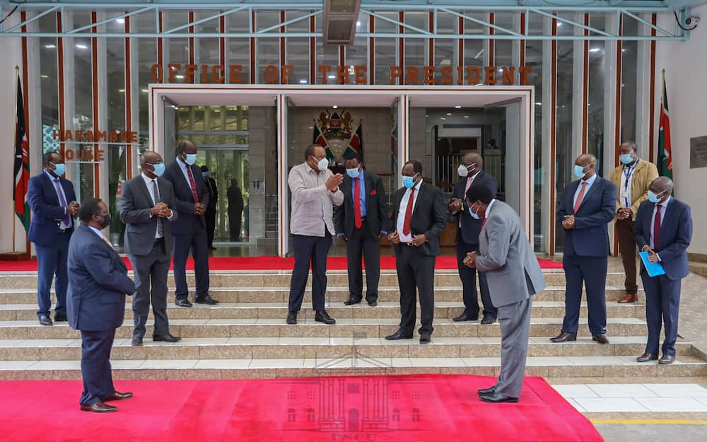 Uhuru meets western Kenya leaders at Harambee House to discuss development projects