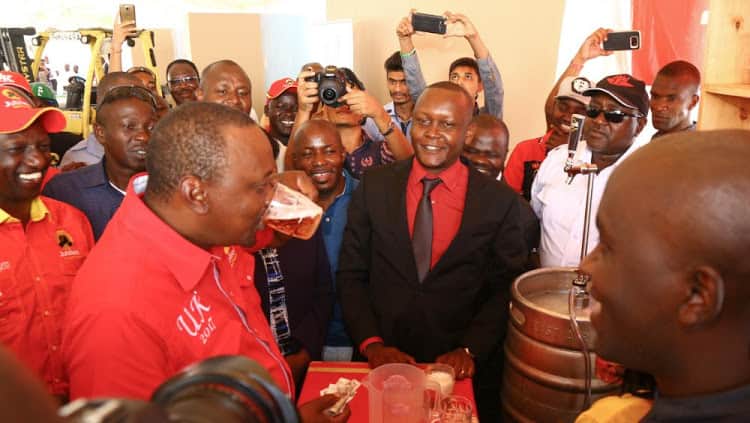 Section of Kenyans disappointed after Uhuru orders bars be closed by 9pm