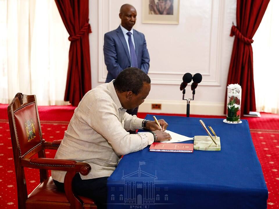 Rais Uhuru Kenyatta alitia saini sheria mpya ya fedha inayoongeza ushuru wa asilimia 10 kwa simu za rununu zinazoagizwa kutoka nje. Picha: State House Kenya.