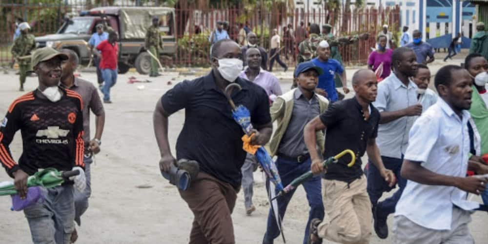 Mombasa: Barobaro ajifanya kuzirai alipowaona polisi wa kafyu