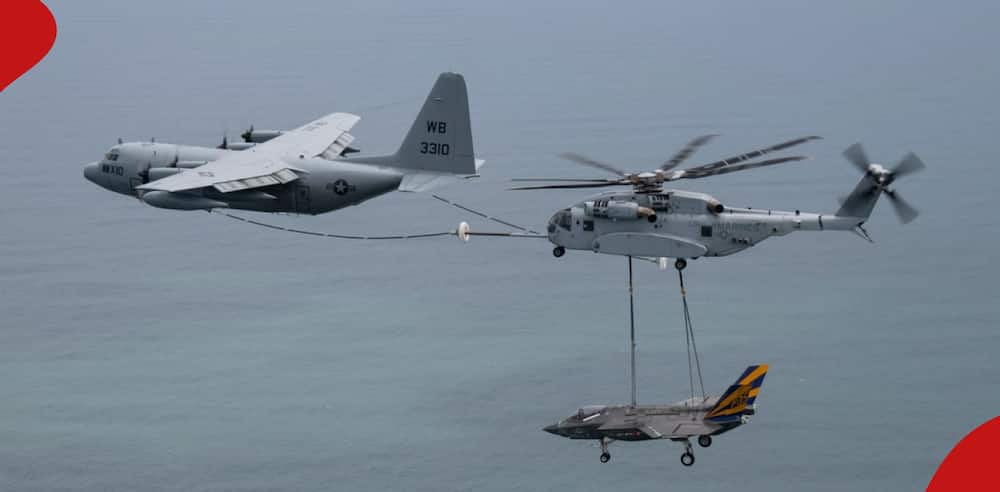 Las imágenes muestran un helicóptero militar repostando combustible y llevando en el aire un avión de combate.