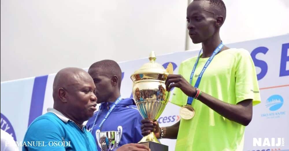 Governor Ambode presents the winner's trophy to Kenya's Abraham Kiptum at the 2017 Lagos City marathon