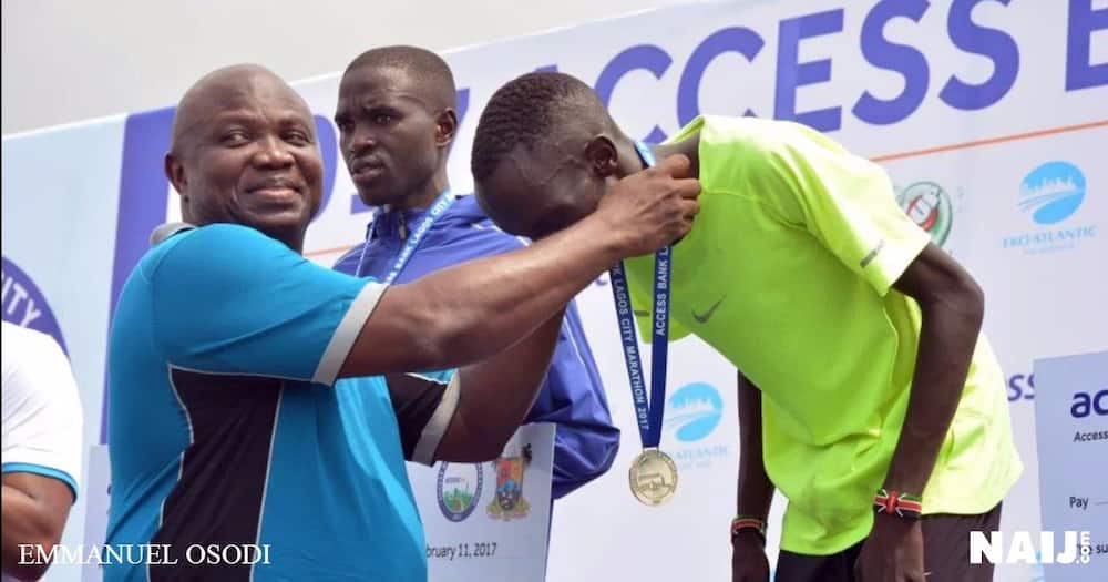 Governor Ambode presents the gold medal to Kenya's Abraham Kiptum, winner of the 2017 Lagos City marathon